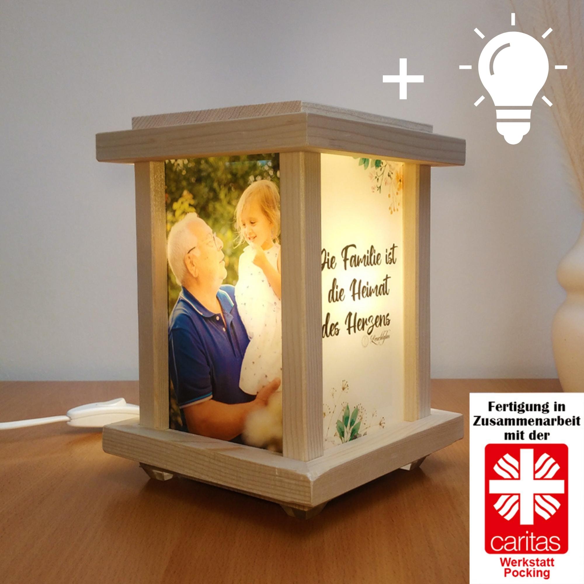 Holzlaterne mit bedruckten Glasscheiben. Beleuchtet von innen durch eine Lampenfassung mit Glühlampe